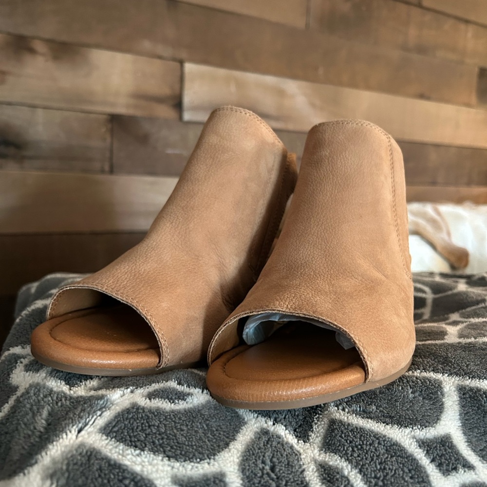 NWT Tan Open-Toe Women's Shoes